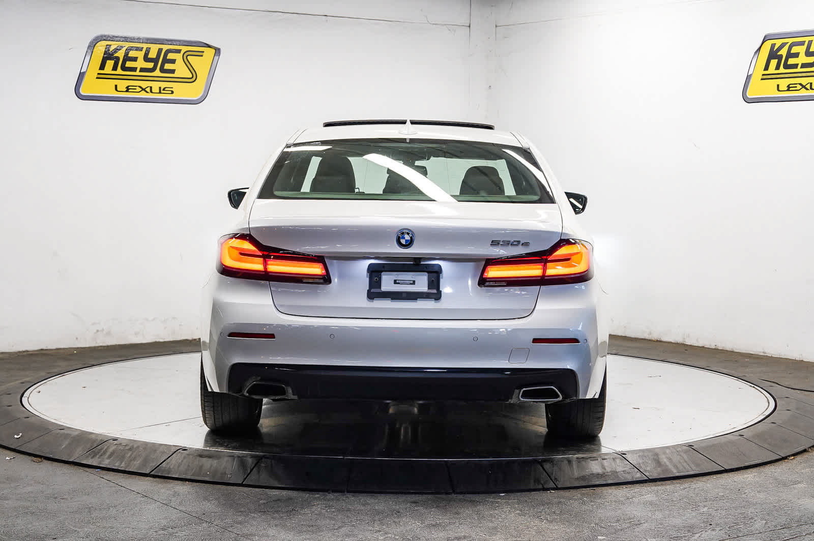 Used 2023 BMW 530e w/ Convenience Package RWD image 3