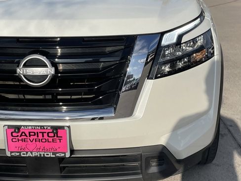 Used 2024 Nissan Pathfinder SV image 7