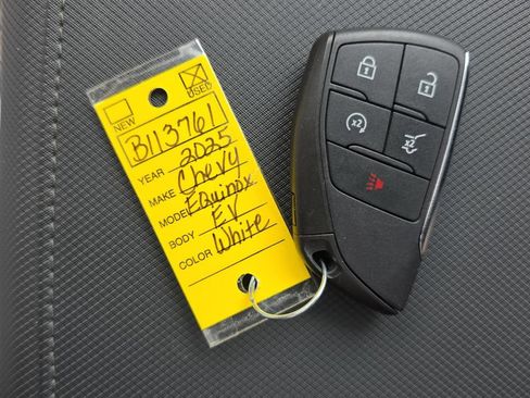 Used 2025 Chevrolet Equinox EV RS FWD image 23