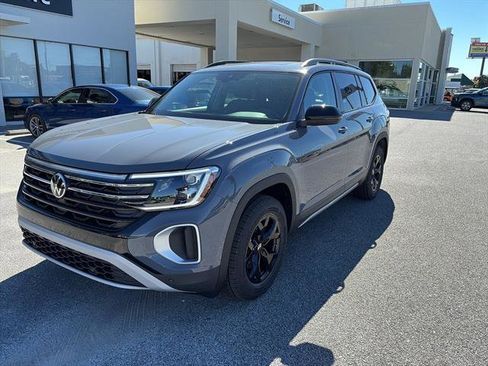 New 2026 Volkswagen Atlas Peak Edition image 3