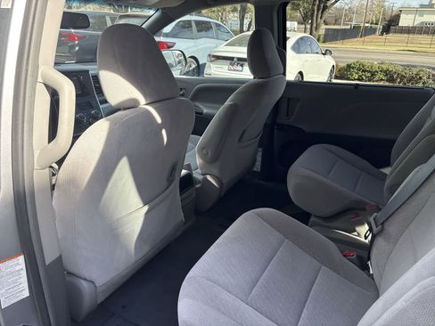 Used 2015 Toyota Sienna LE image 11