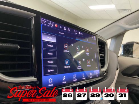 Used 2024 Chrysler Pacifica Touring-L image 31