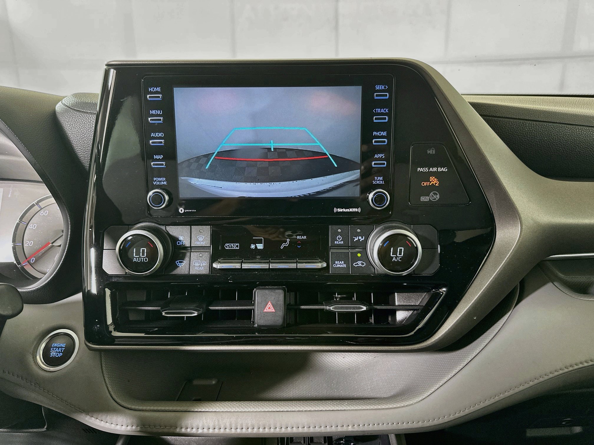 Used 2021 Toyota Highlander L AWD/4WD image 25