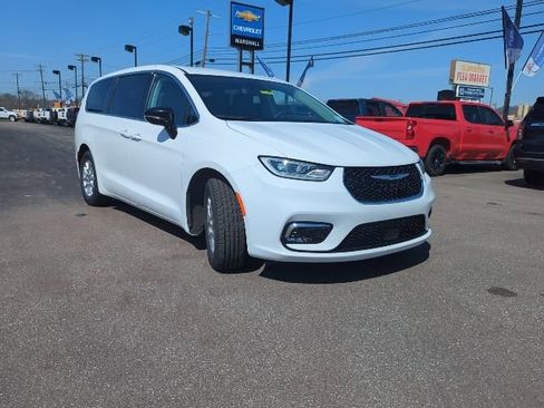 Used 2024 Chrysler Pacifica Touring-L image 4