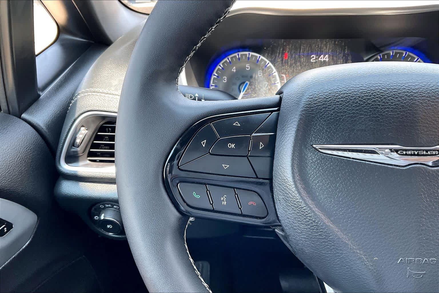 Used 2025 Chrysler Pacifica Limited FWD image 24