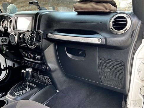 Used 2018 Jeep Wrangler Unlimited Sahara w/ Connectivity Group image 20