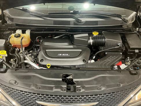 Used 2018 Chrysler Pacifica Touring Plus image 10