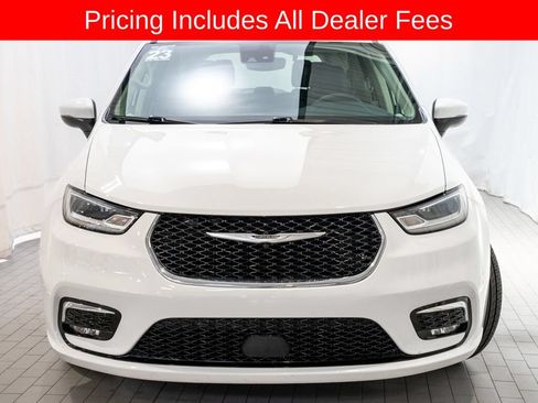 Used 2023 Chrysler Pacifica Touring-L FWD image 2