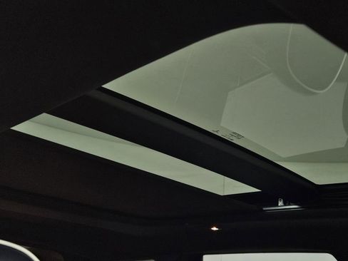 Used 2017 Jeep Grand Cherokee Overland w/ Jeep Active Safety Group image 22