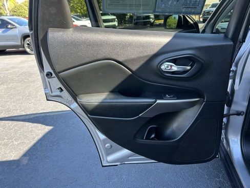 Used 2020 Jeep Cherokee Limited image 13