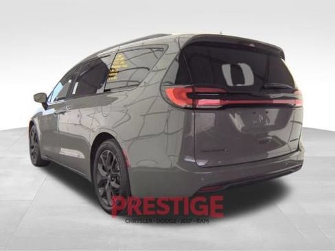 Used 2025 Chrysler Pacifica Limited FWD image 10