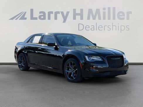 Used 2023 Chrysler 300 Touring w/ Sport Appearance Package image 8