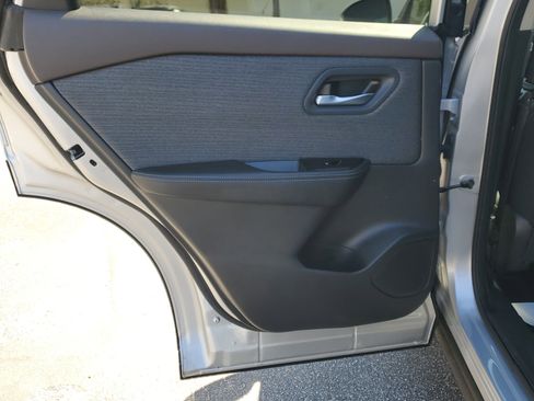 Used 2023 Nissan Rogue SV image 10