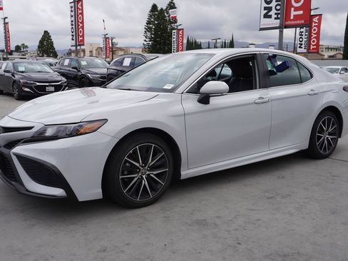Used 2023 Toyota Camry SE w/ Convenience Package FWD image 4