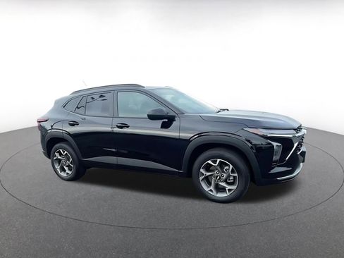 Used 2025 Chevrolet Trax LT image 2