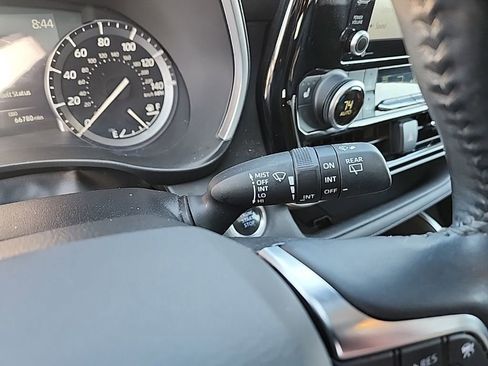 Used 2021 Toyota Highlander XLE AWD/4WD image 12