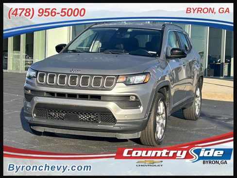 Used 2022 Jeep Compass Latitude image 1