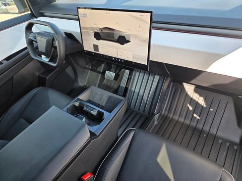 Used 2024 Tesla Cybertruck AWD Crew Cab image 33