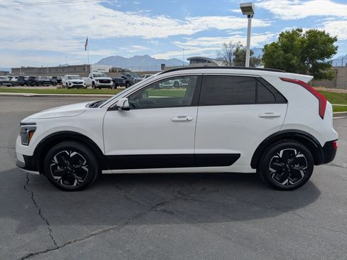 Certified 2023 Kia Niro Wind w/ Wind Preserve Package FWD image 2