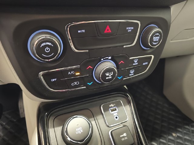 Used 2020 Jeep Compass Limited AWD/4WD image 23