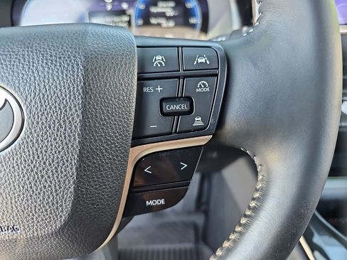 Used 2025 Toyota Crown Limited image 12