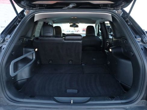 Used 2018 Jeep Cherokee Latitude Plus w/ Cold Weather Group image 28