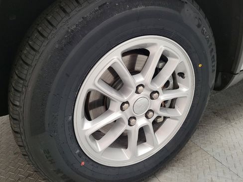 Used 2019 Jeep Grand Cherokee Laredo image 31