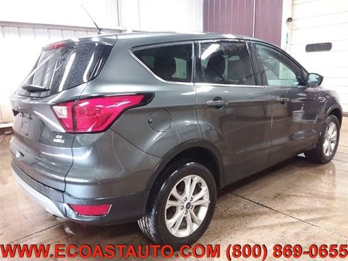 Used 2019 Ford Escape SE image 2