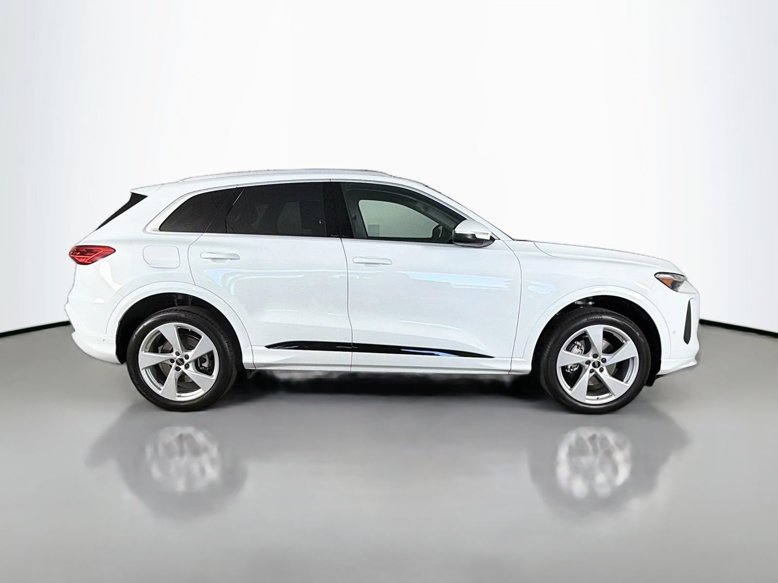 Certified 2025 Audi Q5 Premium w/ Premium Plus AWD/4WD image 8