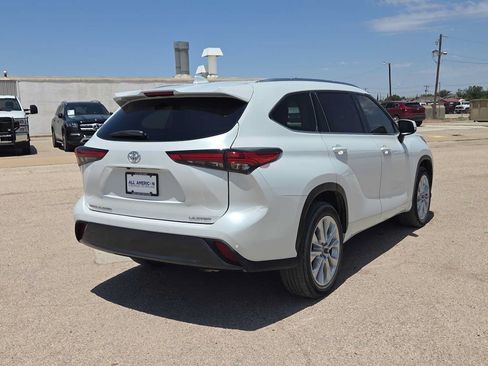 Used 2023 Toyota Highlander Limited FWD image 8