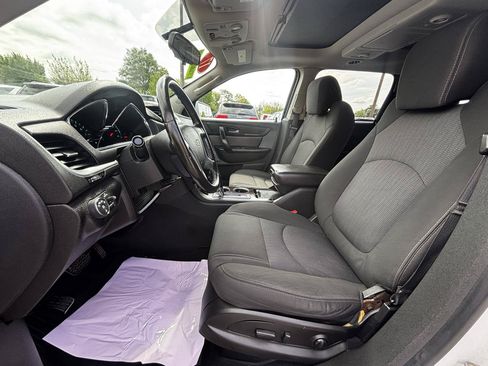 Used 2017 Chevrolet Traverse LT w/ Traveler's Package AWD/4WD image 18