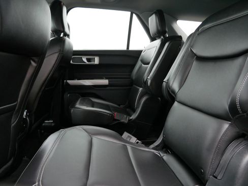 Used 2022 Ford Explorer XLT w/ Equipment Group 202A image 6