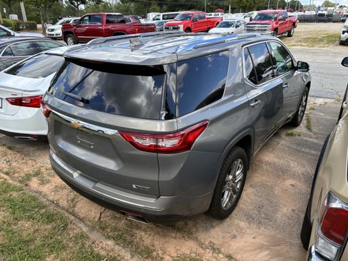 Used 2018 Chevrolet Traverse Premier w/ Driver Confidence II Package FWD image 8
