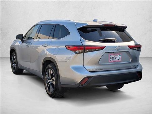 Used 2022 Toyota Highlander XLE AWD/4WD image 8