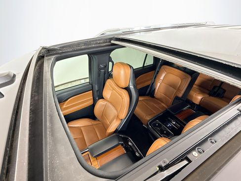 Used 2019 Lincoln Navigator Reserve image 14