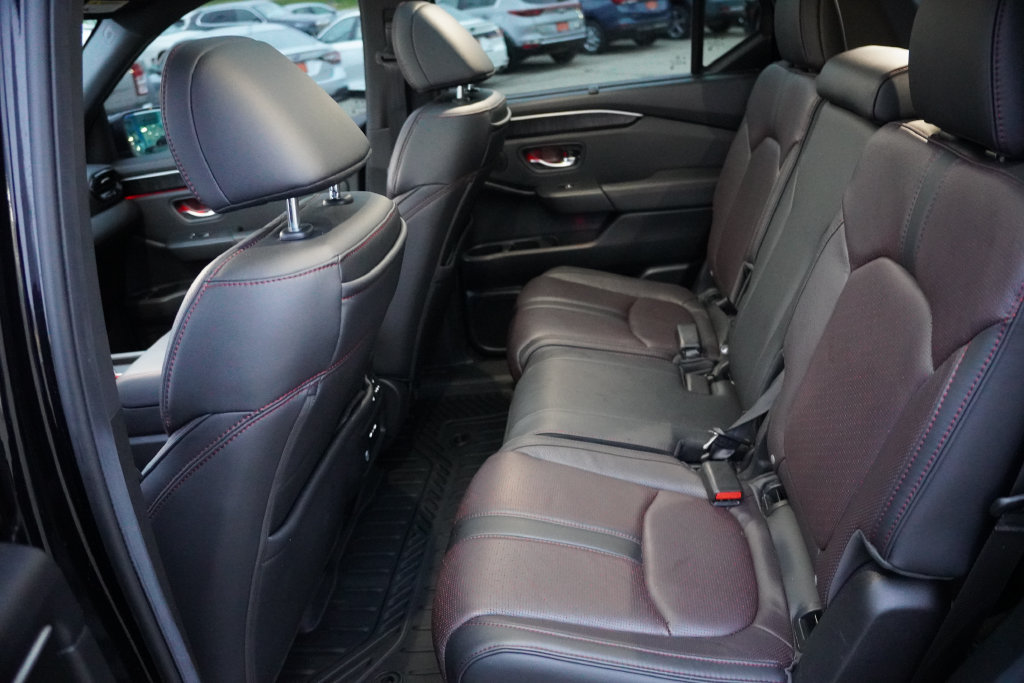 Used 2025 Honda Pilot Black Edition image 17