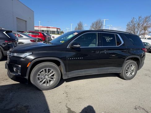 Used 2023 Chevrolet Traverse LT image 2