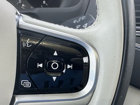 Used 2020 Volvo XC90 T6 Momentum AWD/4WD image 25