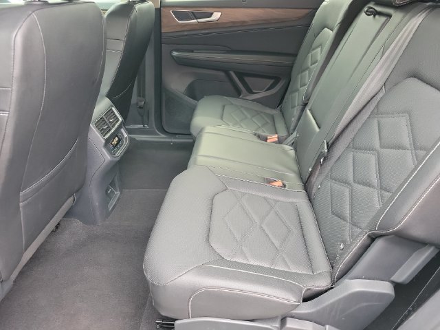Used 2025 Volkswagen Atlas SE AWD/4WD image 16