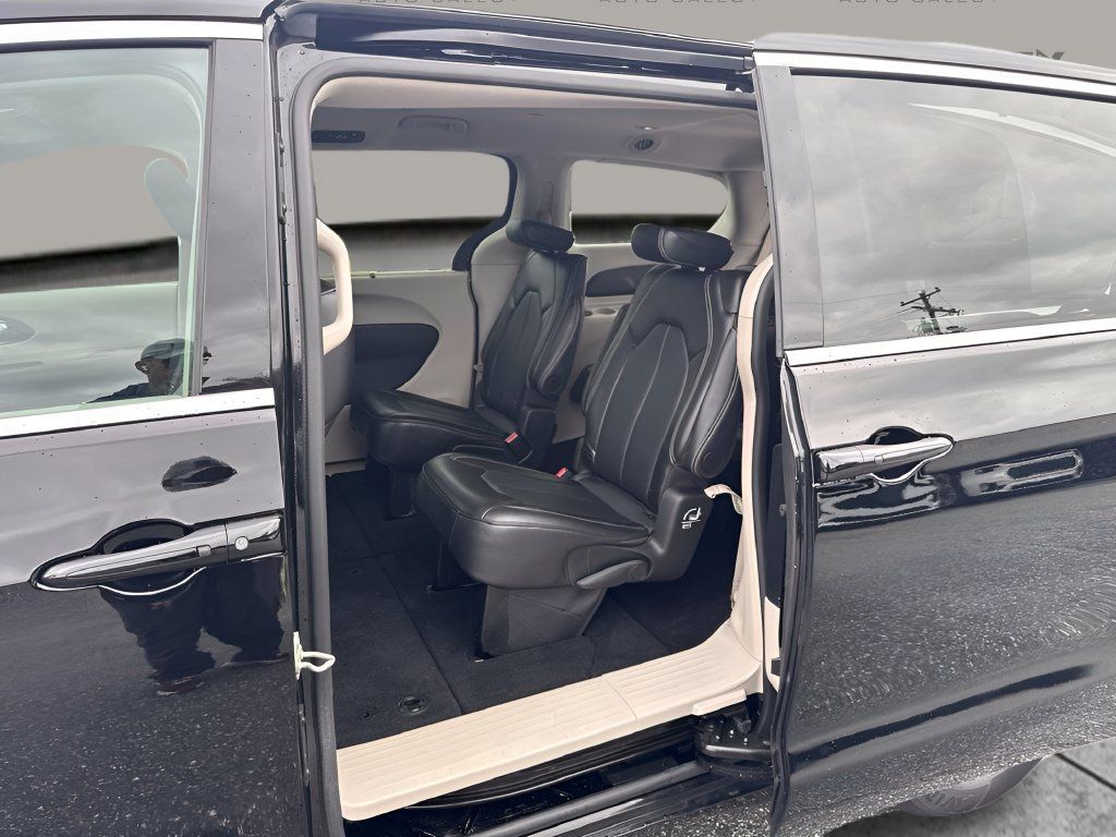 Used 2024 Chrysler Pacifica Touring-L FWD image 27