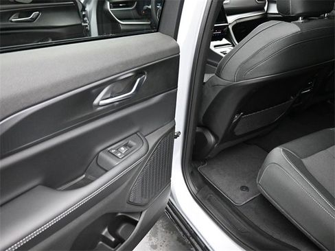 New 2025 Jeep Grand Cherokee Laredo image 18