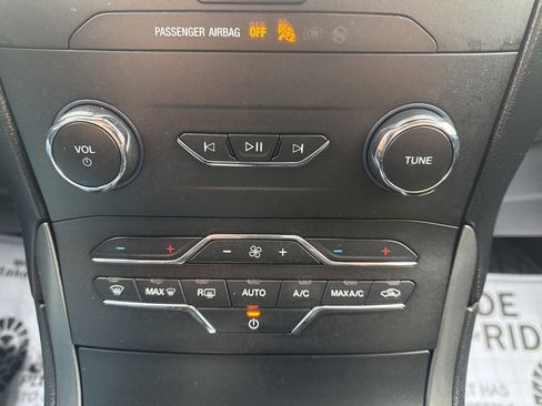 Used 2020 Ford Edge SE image 25