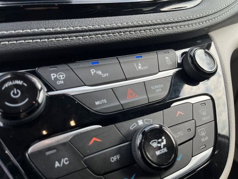 Used 2023 Chrysler Pacifica Touring-L FWD image 23