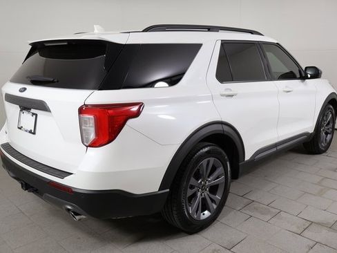 Used 2022 Ford Explorer XLT w/ Equipment Group 202A image 5