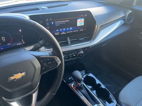 Used 2025 Chevrolet Trax LT w/ LT Convenience Package FWD image 20