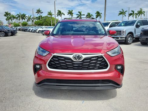 Used 2022 Toyota Highlander XLE FWD image 2