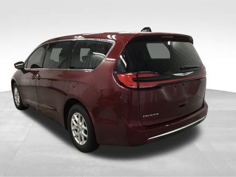 Used 2023 Chrysler Pacifica Touring-L image 12