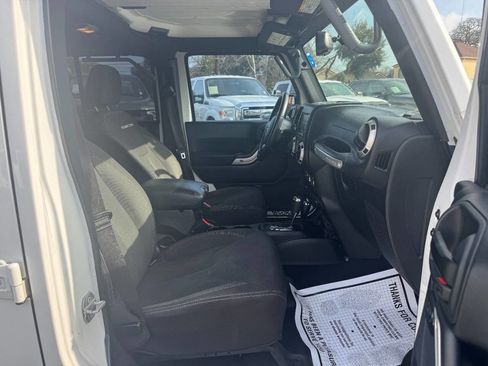 Used 2018 Jeep Wrangler Unlimited Rubicon w/ Connectivity Group image 11