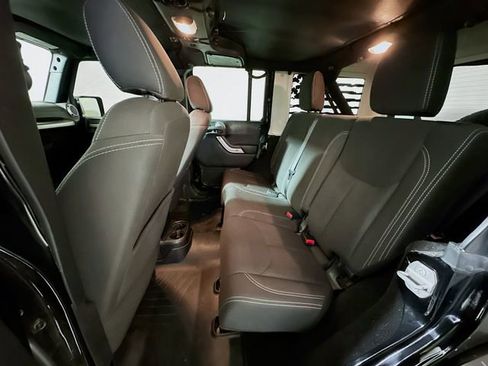 Used 2018 Jeep Wrangler Unlimited Sahara w/ Connectivity Group image 20