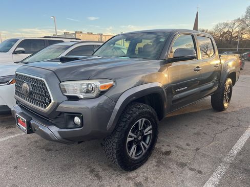 Used 2018 Toyota Tacoma TRD Sport w/ Technology Package image 1